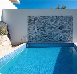 2 Bedroom Apartment with Shared Pool in Uvala Ljubljeva nr Trogir, Sleeps 4-5